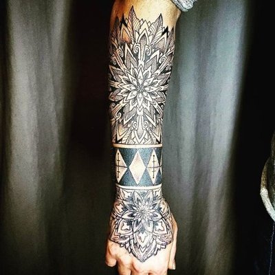  Tatouage mandala en noir et gris sur l'avant bras